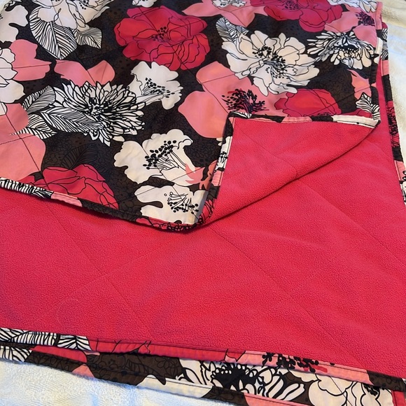 Vera Bradley Stadium Blanket in Mocha Rouge Print Fleeze Quilted Throw - Picture 6 of 7